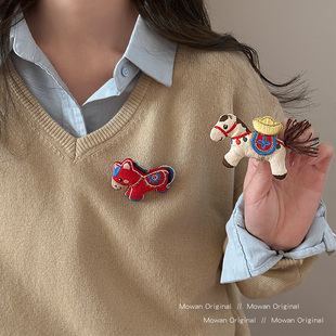 新年可爱小马胸针女款2025新款配大衣设计感小众胸花固定扣配饰品