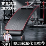 Сидя на сидящем вспомогательном фитнес -оборудовании, предоставление тренажеру для тренажера.