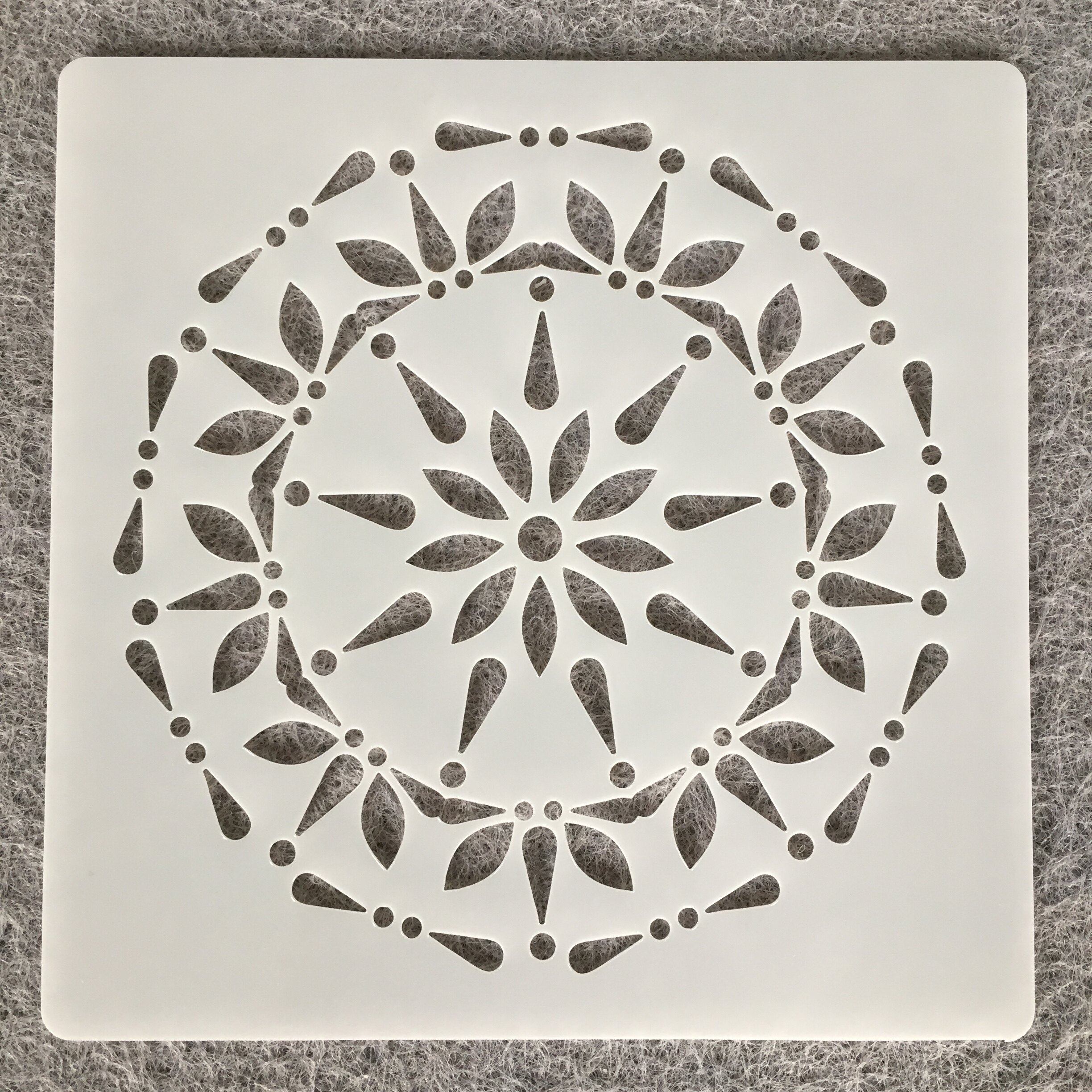 아마존의 새로운 마스킹 만다라 패턴 보조 페인팅 스프레이 벽 스프레이 보드 스프레이 DIY 중공 템플릿