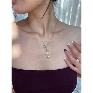 欧美风简约高级感镶钻金色十字架辣妹项链亚文化潮酷百搭锁骨链