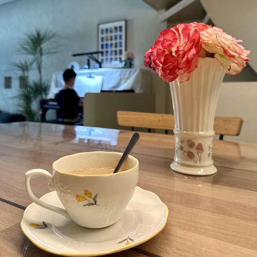 中古法国Renoma复古可爱小花杯碟浮雕釉下彩手绘汤吞骨瓷咖啡杯碟