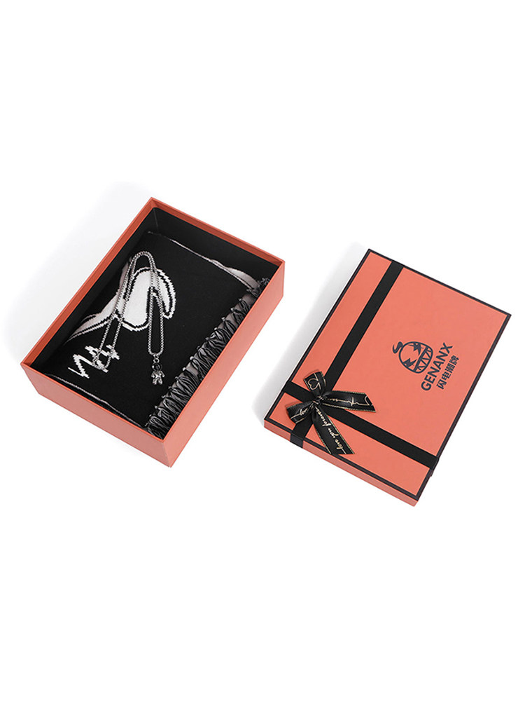 [2022 설날 선물상자] 겨울을 따뜻하게 해줄 스카프 별을 따서 우주비행사 목걸이커플에게 선물해보세요