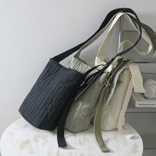 日系文艺小清新褶皱涤纶布水桶包