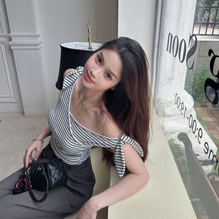 显瘦短款 别致露肩修身 上衣 T恤女夏季 高级感条纹斜肩设计辣妹短袖