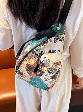 法国MKBM品牌高级感清新印花胸包女新款通勤轻便防水牛津布斜挎包