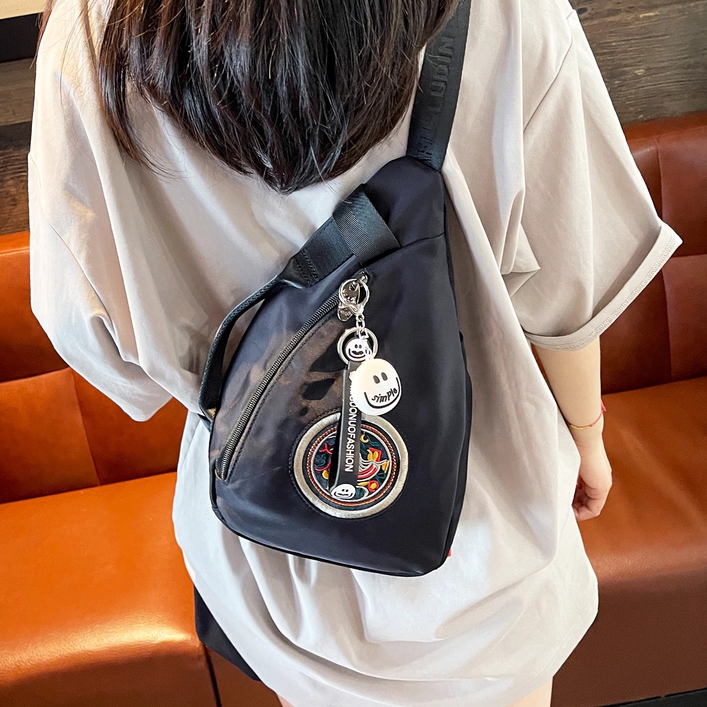 法国MKBM国风刺绣轻便防水胸包女新款运动骑行单肩包牛津布斜挎包