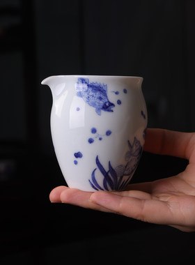 景德镇柴窑青花瓷鱼藻纹公道杯