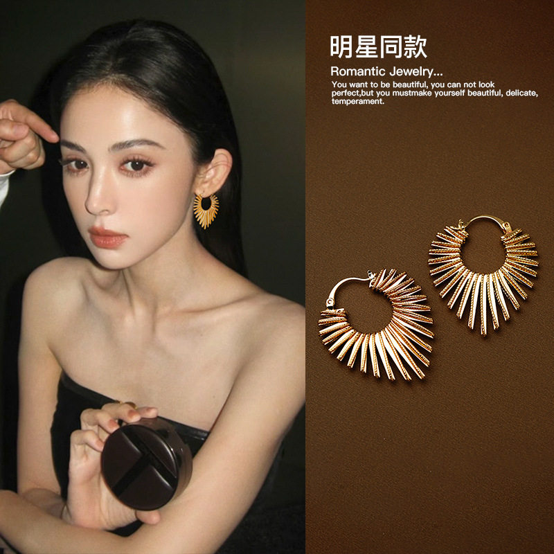 2025新款巨好看耳饰金色夸张线条感桃心耳扣耳环女高级感轻奢耳钉,饰品/流行首饰/时尚饰品新,耳钉,淘宝优惠券,粉丝福利购,淘宝优惠卷