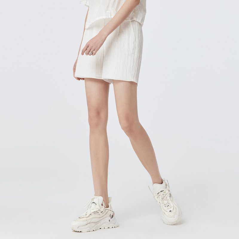 H.GENTEEL荷高新款夏装女微光泽肌理褶皱直筒裤短裤GUD24400738