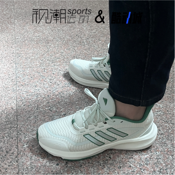 阿迪达斯白绿轻便休闲跑步鞋