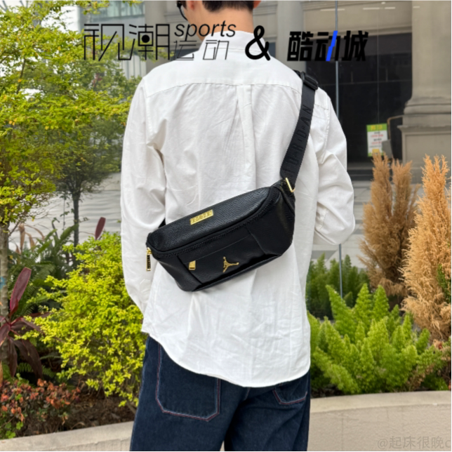 Jordan黑色斜挎胸包腰包时尚蛇纹