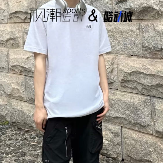 NB白色男子简约休闲圆领短袖T恤