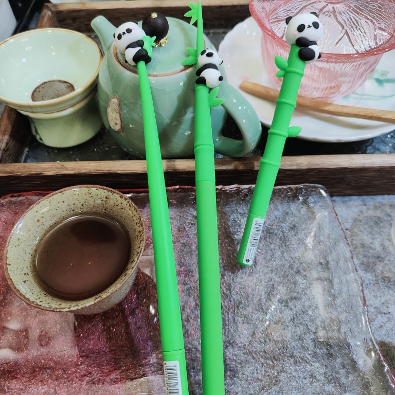 38元包邮成都熊猫基地纪念品硅胶摇摇签字笔熊猫卡通卷笔刀儿童笔