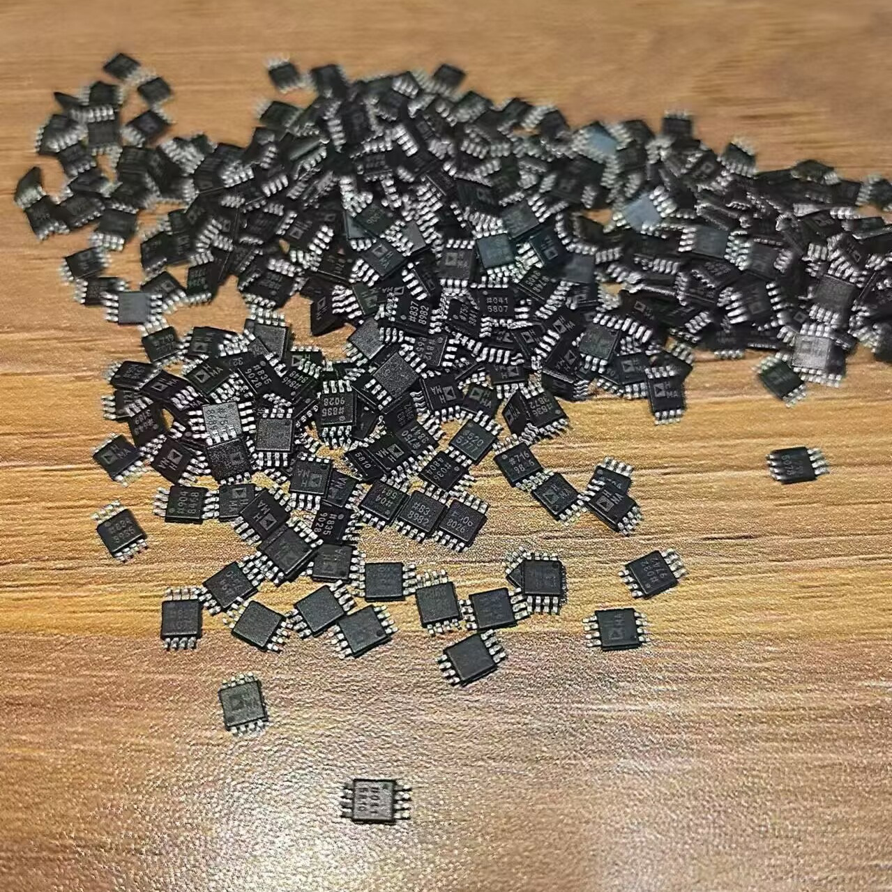 原装 AD8132ARMZ AD8132ARM 放大器 代码 HMA 贴片MSOP-8 封装