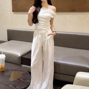 韩系巨好看穿搭一整套2026新款白色斜肩上衣女夏季阔腿裤两件套装