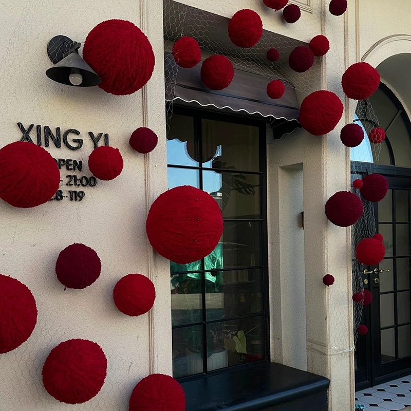 新年元旦节红色毛线球商场橱窗美陈布置商场红色装饰泡沫球道具
