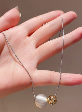 2025年新款简约双色球项链女时尚轻奢小众高级感毛衣链短款锁骨链