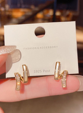 精致小巧天然贝壳小耳环女高级感轻奢时尚百搭耳钉简约气质设计感