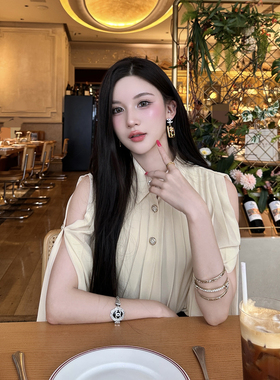 Mystical Beauty 翻领宽松褶皱无袖衬衫+高腰链条皮带百褶裙