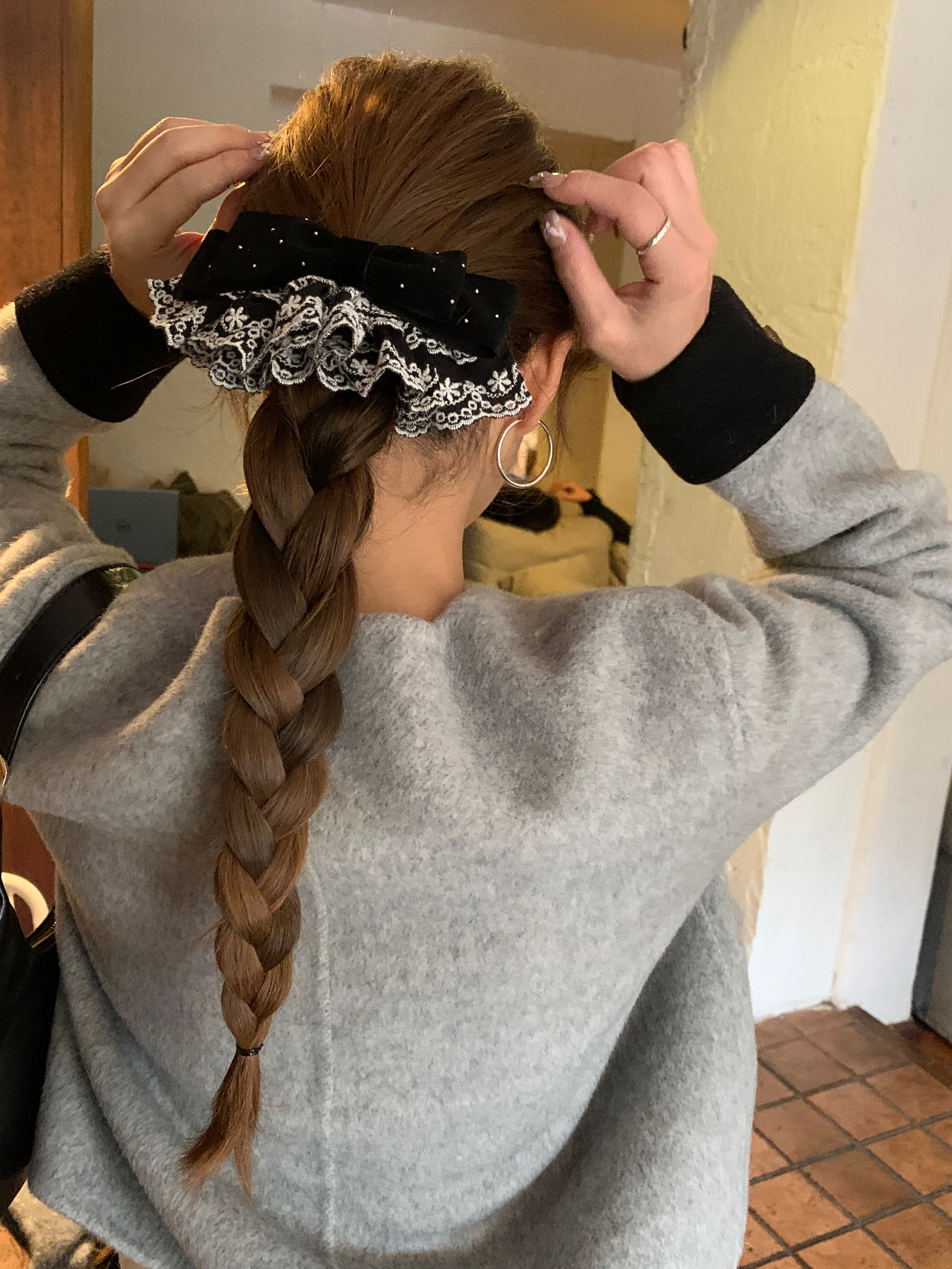 韩国原创设计师2025新款丝绒蕾丝波点刺绣宫廷风后脑勺弹簧夹头饰