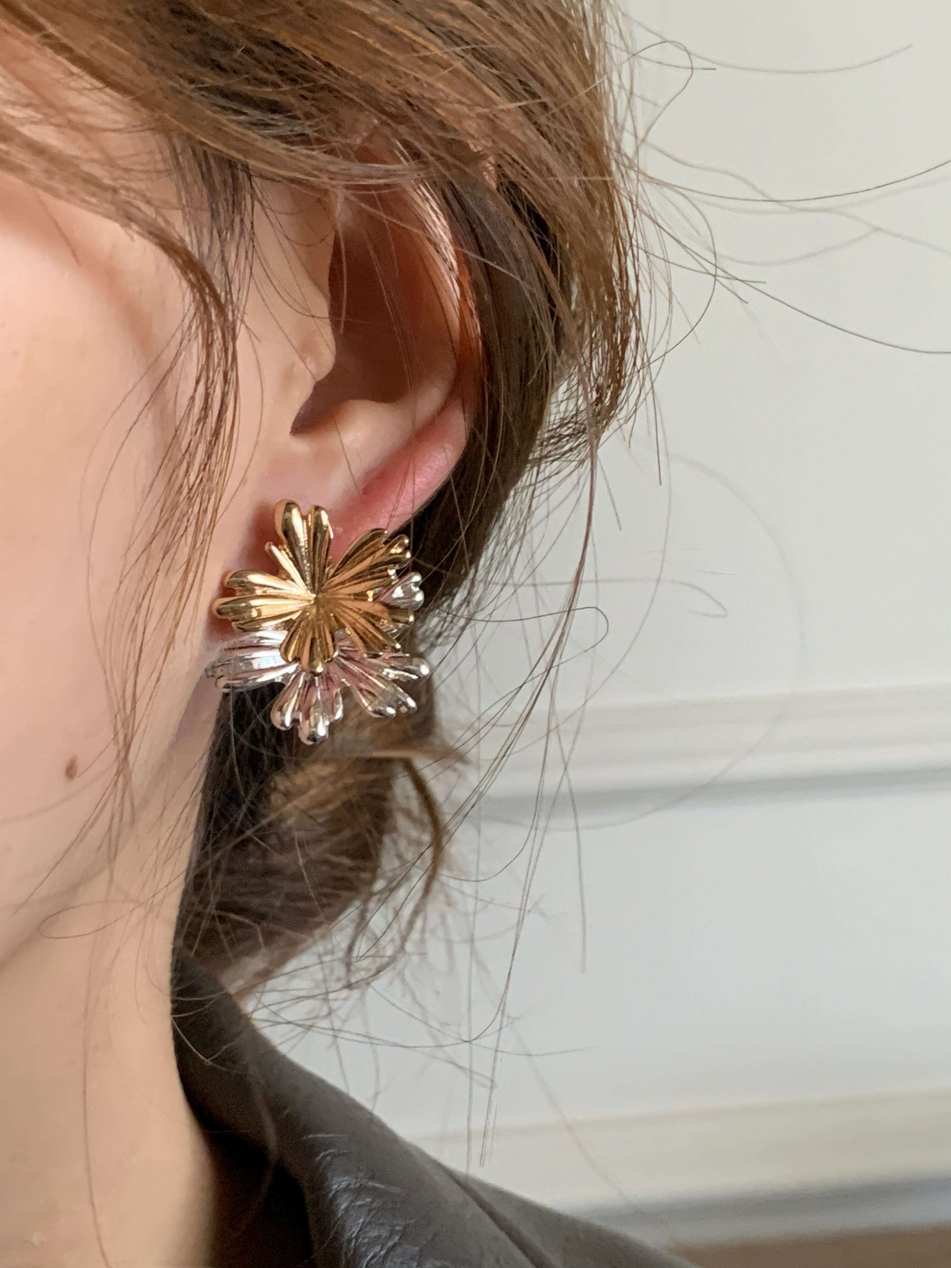 韩国进口秋冬2025新款高级感金属花朵耳环女小众设计感耳钉耳饰