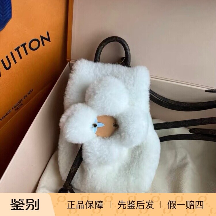 奢店代购 2025新款 LV/路易威登 VIV-IFIED娃娃羊毛双肩包 M26246