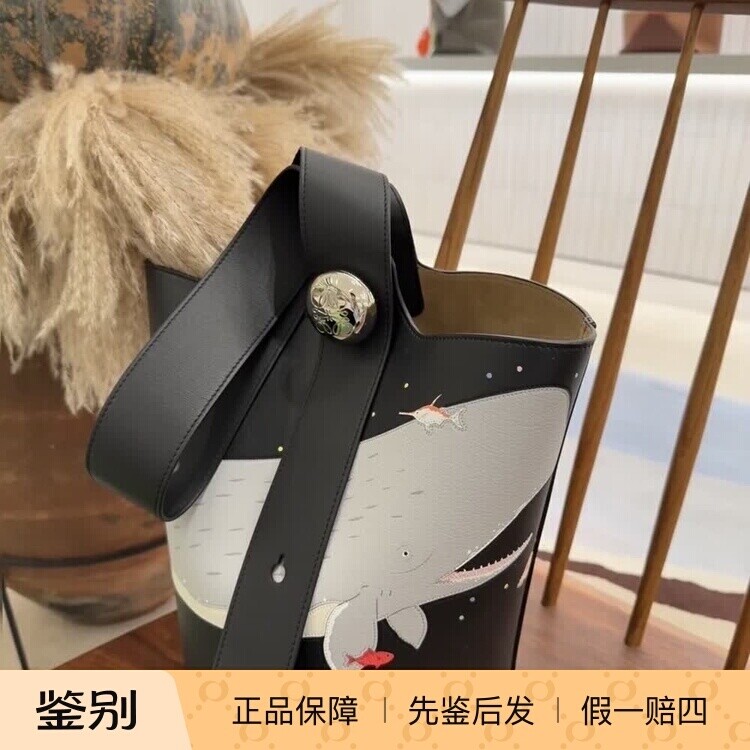 新款奢店 2025 LOEWE/罗意威 Suna联名鲸鱼 Pebble Bucket 水桶包