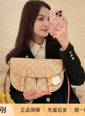 奢店代购 2025新款 LV/路易威登 ESCAPE 猫咪联名邮差手袋 M15134