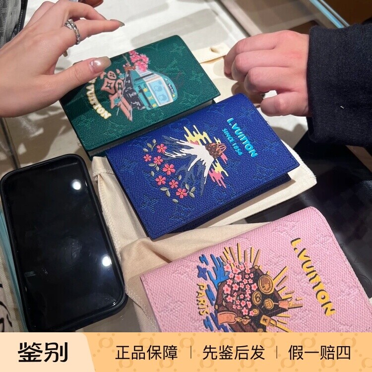 奢店代购 2025新款 LV/路易威登 秋冬走秀限量彩绘对折护照夹卡包