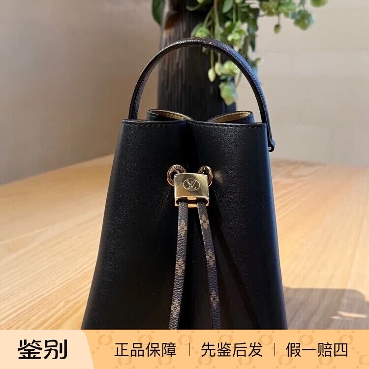 奢店代购 2025新款 LV/路易威登 BLOOM 小牛皮单肩水桶包 M13843