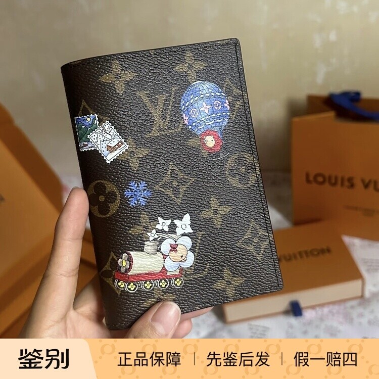 奢店代购 2025新款 LV/路易威登 圣诞节限量护照夹 M15327 M15320