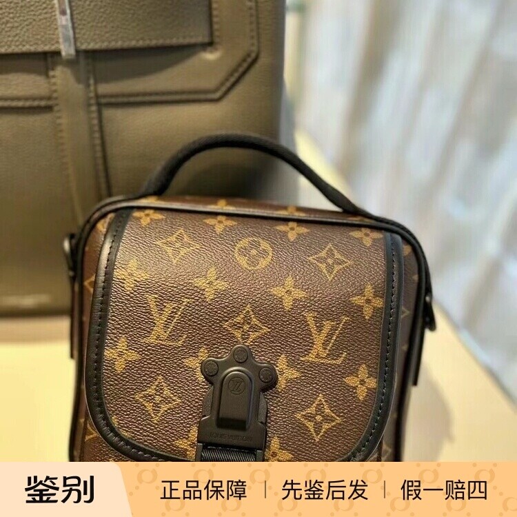 QUEST老花单肩邮差包M46973