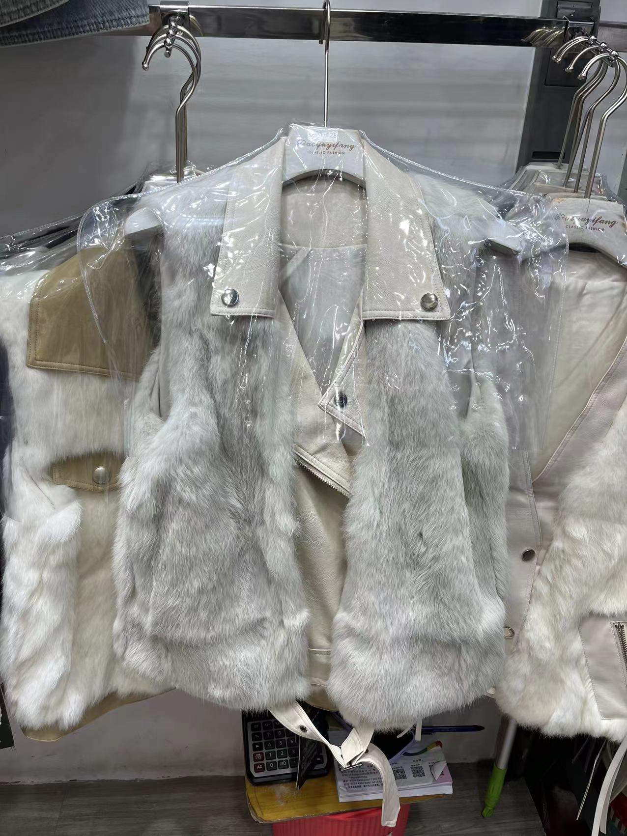 实拍高级新款真兔毛拼接PU皮外套马甲背心百搭保暖时尚女洋气皮草