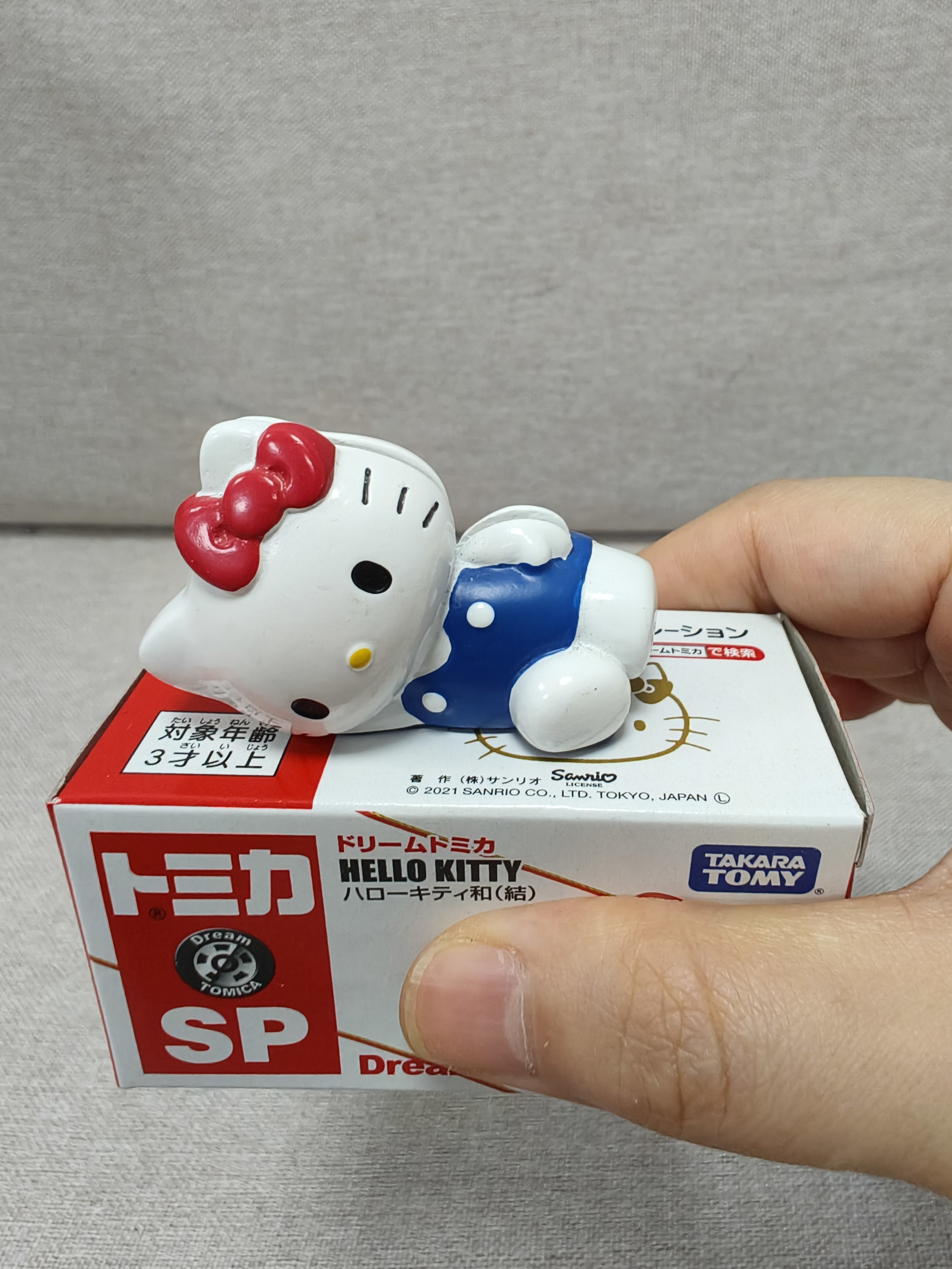 Hellokitty中古稀有2014年卡片座,很重,下面的小车是摆设不包含