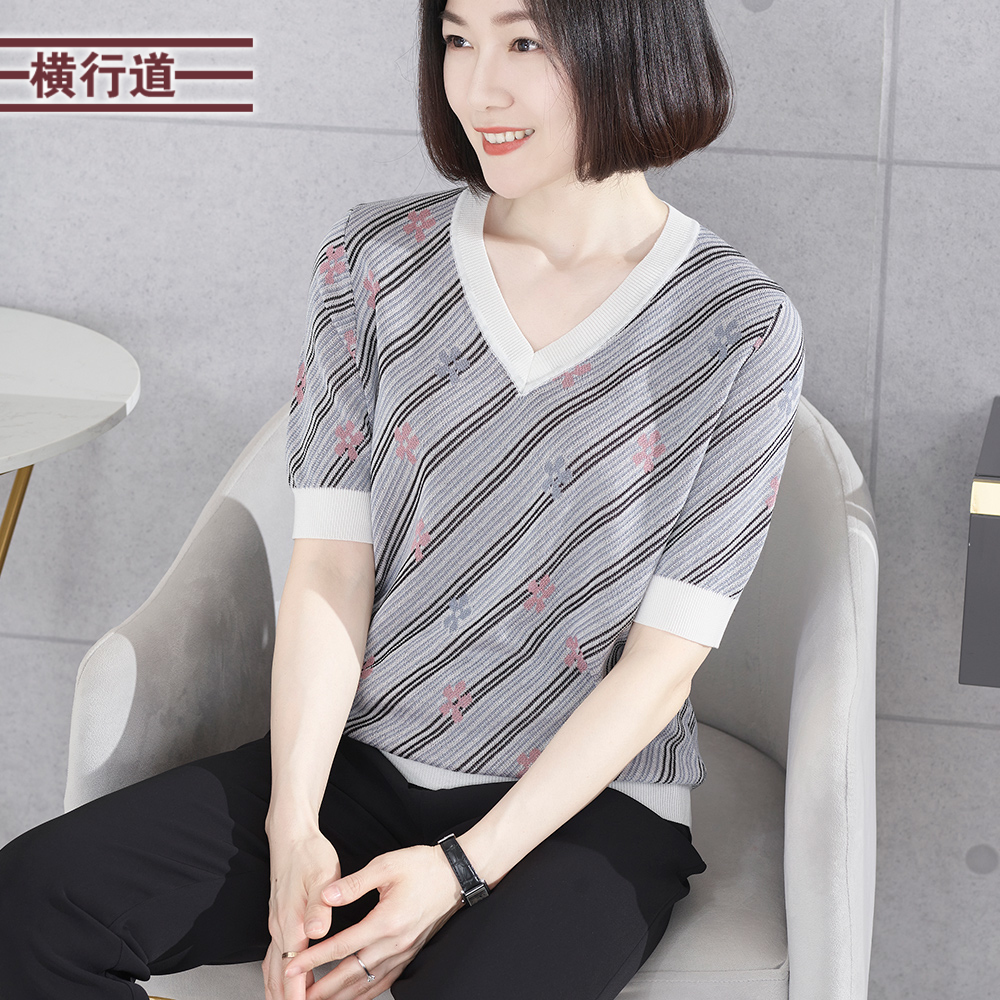 V领斜纹花朵宽松针织五分袖