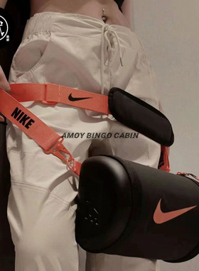 Nike耐克会员限定男女黑橙单肩斜跨运动健身训练水桶包BG017-016A