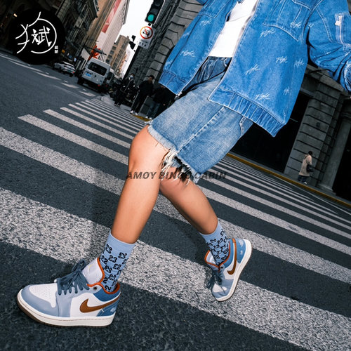 NikeAJ1女子复古牛仔白蓝板鞋