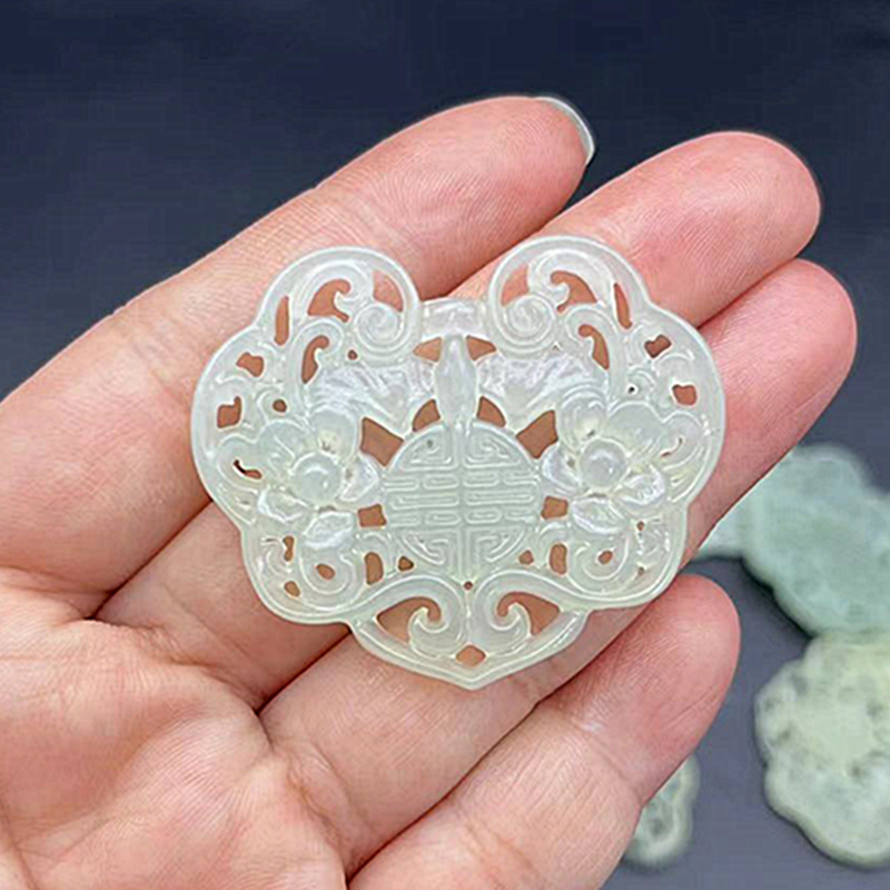 岫玉镂空梅花寿字锁吊坠挂件颈饰