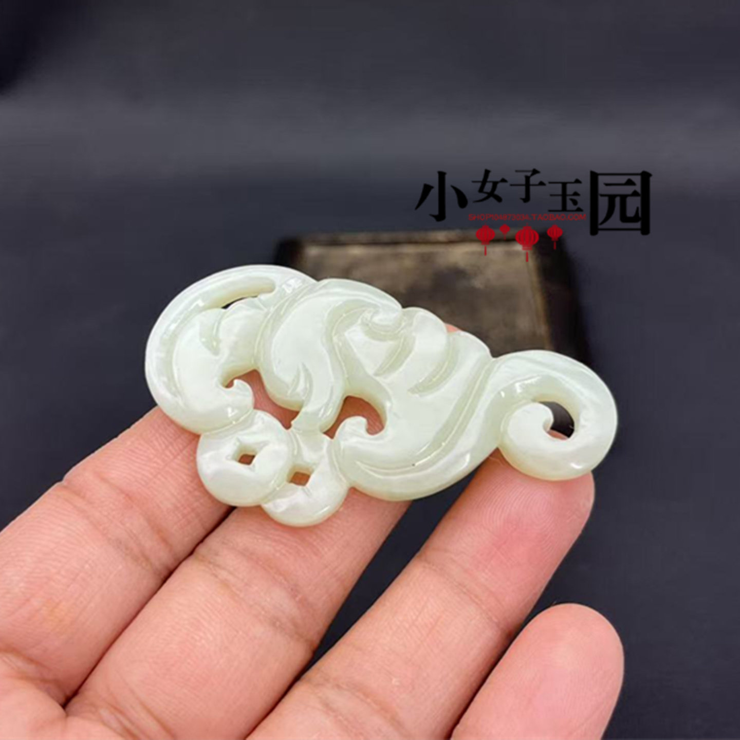 和田玉蝙蝠戏钱吊坠挂件