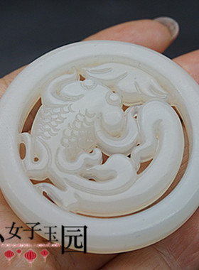 琉璃仿白玉镂空金鱼吊坠