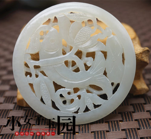镂空拉丝雕刻连年有余青白玉吊坠