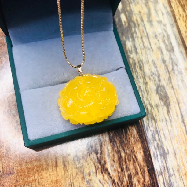 天然鸡油黄原矿蜜蜡吊坠18K金扣头23X28MM琥珀玫瑰花挂坠送链