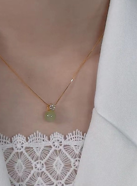 翡翠绿仿和田玉转运珠项链女士吊
