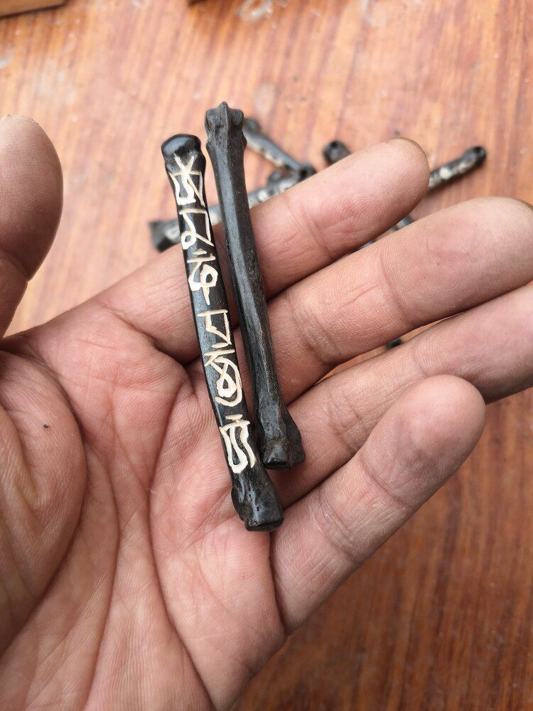 超值新款尼泊尔手工纯黄黑牦牛骨挂坠吊坠项链坠子爪骨六字真言