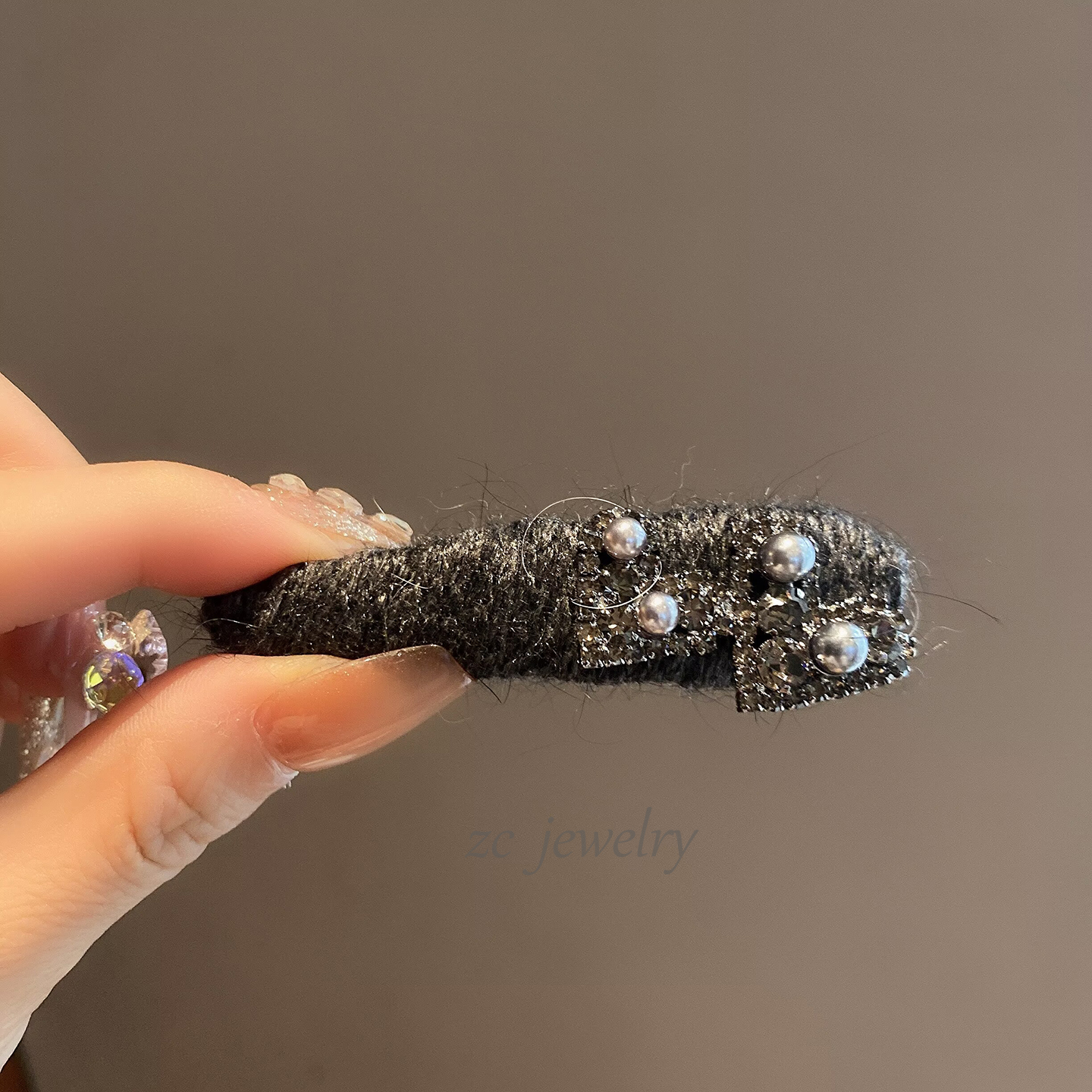 韩版高级感深灰毛线闪钻爱心珍珠边夹女时尚轻奢侧边碎发一字夹