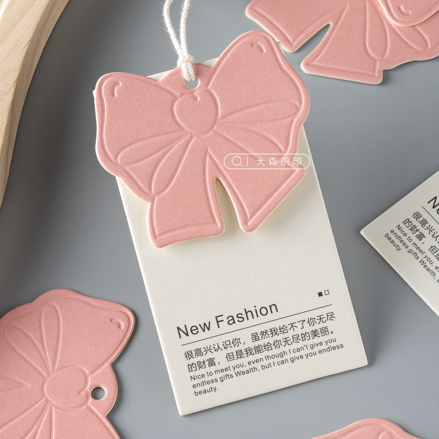 简约粉色系蝴蝶结加厚压凹吊牌定制LOGO高档挂卡标签服装商标定做