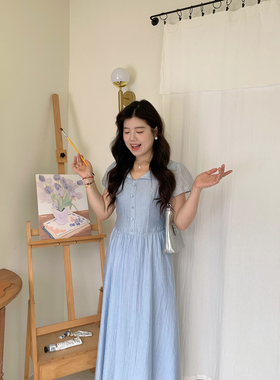 蓝色连衣裙