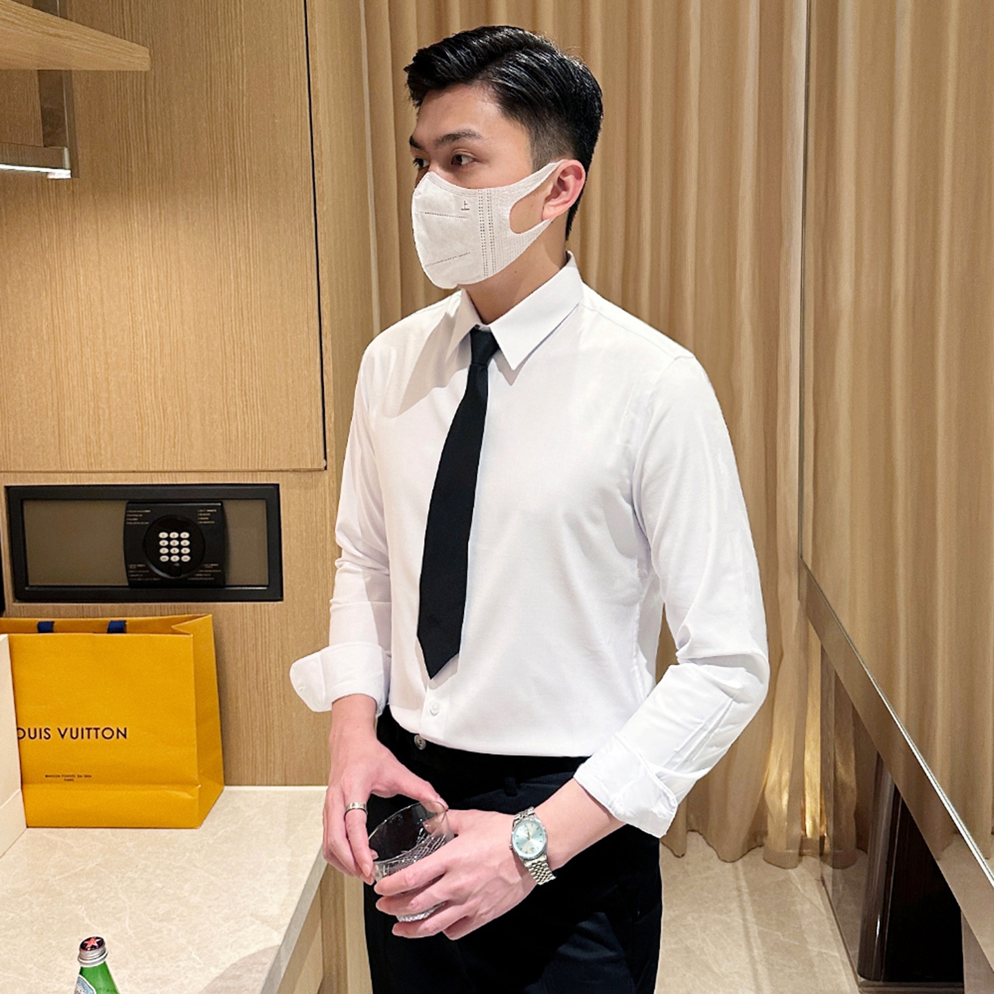 尖领长袖商务通勤纯色衬衫男优雅