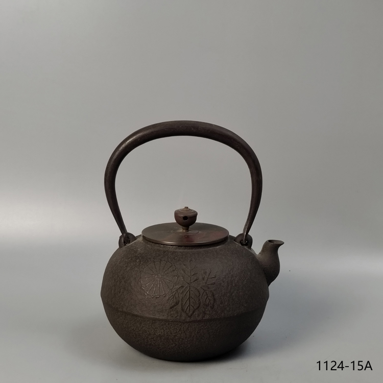 釜师菊地政光造日本铁壶日本老铁壶铁瓶。菊桐纹。斑紫铜盖。