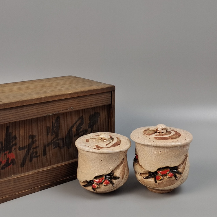 日本乐山烧天神蟹雕夫妇汤吞茶碗一对。未使用品带原箱。
